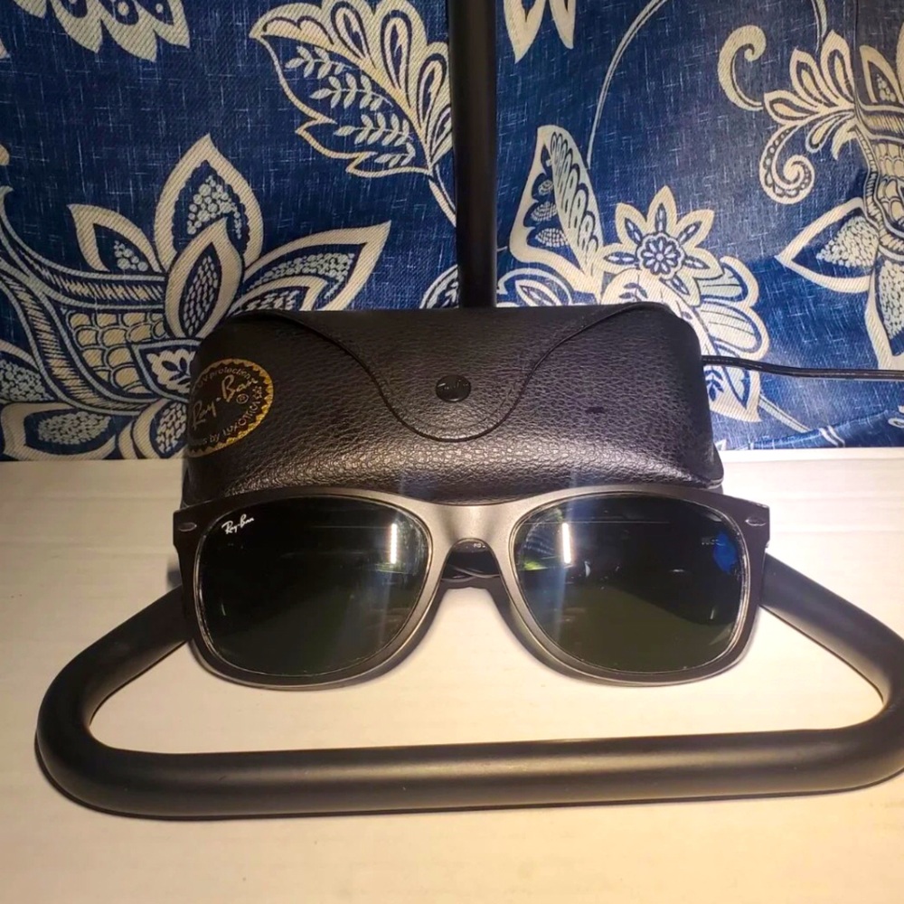 Men’s Ray-Ban wayfarer sunglasses